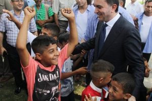 Bakandan futbol sahası istediler
