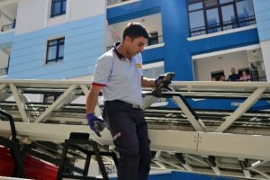 Fileye takılan eşini yalnız bırakmadı