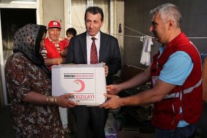 Kamptaki T&uuml;rkmenlere bayram yardımı
