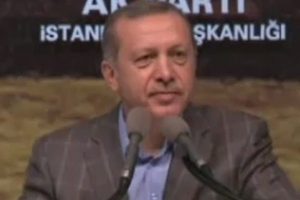 Konutuna girmeden &ouml;nce vatandaşlarla sohbet etti