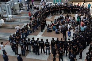 G&ouml;zaltındaki polisler i&ccedil;in kritik karar!