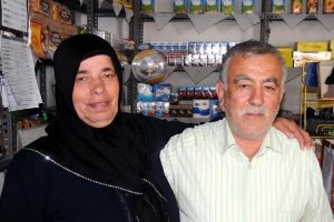 Yarım asırlık eşinin b&ouml;breğiyle hayata tutundu