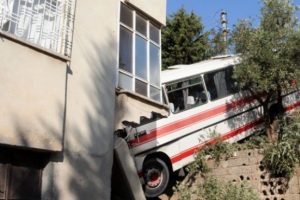 Otob&uuml;s balkonda uyuyanların &uuml;zerine d&uuml;şt&uuml;