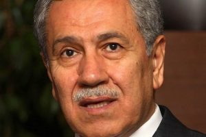 Arın&ccedil;'tan kahkaha eleştirilerine sert yanıt