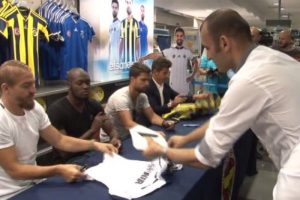 Fenerbah&ccedil;eli futbolcular formalarını imzaladı