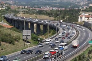 TEM'de ara&ccedil; kuyruğu 10 kilometreye ulaştı