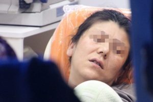 Vicdansızlığın b&ouml;ylesi! 9 aylık hamile kadını sokağa attı