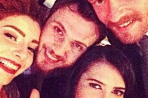 Ceylan &Ccedil;apa Aras Bulut'un elinde sigara s&ouml;nd&uuml;rd&uuml;...