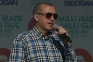 O konuşurken HDP'li bir grup polise taş attı