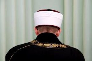 &Uuml;nl&uuml; imam cinayete kurban gitti