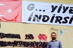 Bayrak indirme protestosunda gerilim
