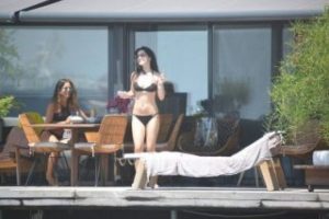 Merve Boluğur Eliz Saku&ccedil;oğlu'nu b&ouml;yle teselli ediyor...