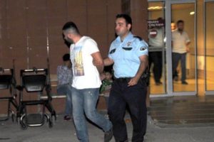 Polis tabancasıyla kendilerini yaraladılar