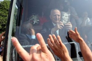 Atat&uuml;rk konulu kitabı &ouml;p&uuml;p başına koydu