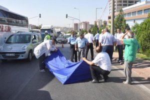 Motosikletle tankere &ccedil;arpıp &ouml;ld&uuml;
