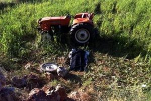 Ehliyetsiz s&uuml;r&uuml;c&uuml; trakt&ouml;r&uuml; devirdi: 1 &ouml;l&uuml;