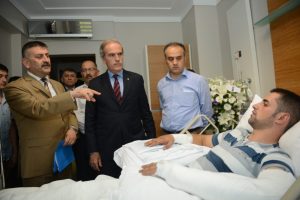 Başkan Altepe kahraman itfaiyeciyi ziyaret etti