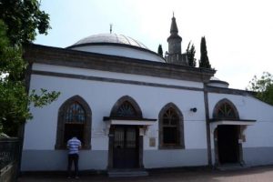 T&uuml;rbeden &ccedil;aldı camide dua etti
