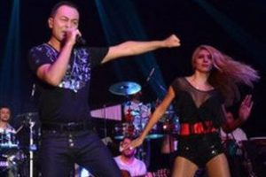 Konser &ouml;ncesi dinleniyor...