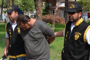 Fayans par&ccedil;asını k&uuml;l&ccedil;e altın diye sattı