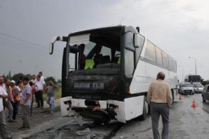 İş&ccedil;i otob&uuml;s&uuml; minib&uuml;sle &ccedil;arpıştı