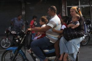 5 kişi aynı motosiklette