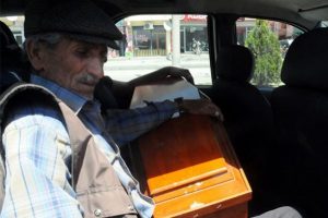 Oğlunun cenazesini taksiyle g&ouml;t&uuml;rd&uuml;