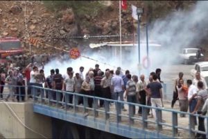 Mahalleli şantiye bastı: 4 yaralı