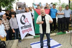 İsrail bayrağına basıp a&ccedil;ıklama yaptı