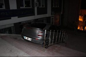 Alkoll&uuml; s&uuml;r&uuml;c&uuml; merdivenlerden inmeye kalktı