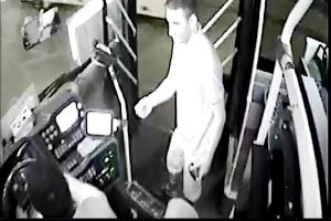 Halk otob&uuml;s&uuml;nde 'idrar' kavgası