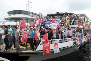 Gemilerle mitinge akın ettiler
