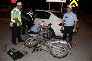 Motosiklet polis aracına &ccedil;arptı: 1 &ouml;l&uuml;, 3 yaralı