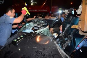 Hurdaya d&ouml;nen otomobilde sıkıştı!