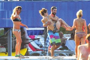 &Ouml;zge &Ouml;zpirin&ccedil;ci'nin aşk tatili devam ediyor...