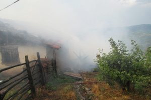 Samanlıkta &ccedil;ıkan yangında korku dolu anlar!