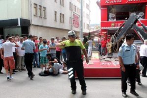 Devrilen reklam tabelasının altında kaldı