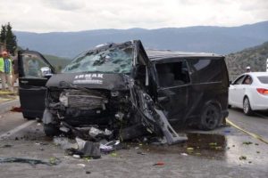 Minib&uuml;s &uuml;st ge&ccedil;ide &ccedil;arptı: 2 &ouml;l&uuml;, 3 yaralı
