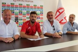 Trabzon'dan ayrıldı, Antalya ile imzaladı