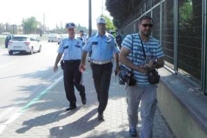 Kameramanın kediyi kurtarma &ccedil;abası