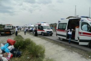 Minib&uuml;s devrildi: 12 yaralı