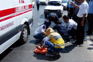 Mezarlığa giden anne ile oğluna araba &ccedil;arptı