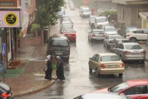 Sağanak yağış s&uuml;r&uuml;yor