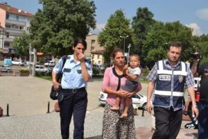 Uyuşturucudan tutuklandı oğlu ile birlikte hapse g&ouml;nderildi