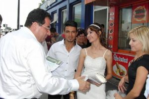 Gelin ve damattan oy istedi