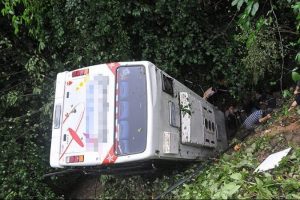 Pakistan'da minib&uuml;s faciası: 16 &ouml;l&uuml;