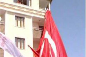 Kılı&ccedil;daroğlu'nun konuşacağı alanda bayrak krizi