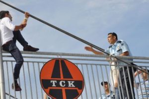 Atlamak isterken polis kurtardı
