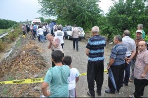 Bah&ccedil;eye yıldırım d&uuml;şt&uuml;: 2 &ouml;l&uuml;, 1 yaralı