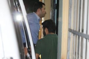 Ş&uuml;pheli polisler sağlık kontrol&uuml;nden ge&ccedil;ti